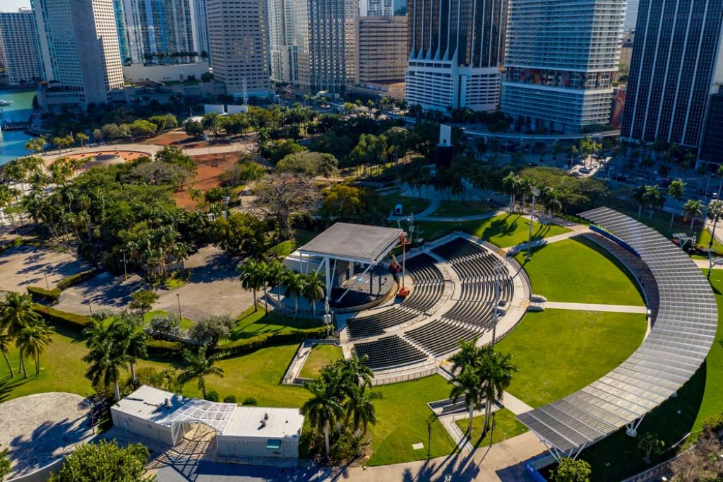 Does Miami have green spaces?
